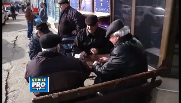 Pensionarii din Cluj analizeaza situatia tarii in timpul unui campionat de filcai