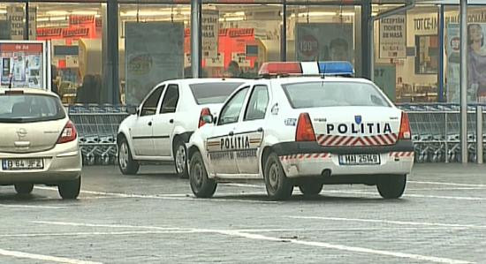 Supermarket din Bucuresti, jefuit de 3 persoane mascate. Angajatele au fost amenintate si legate