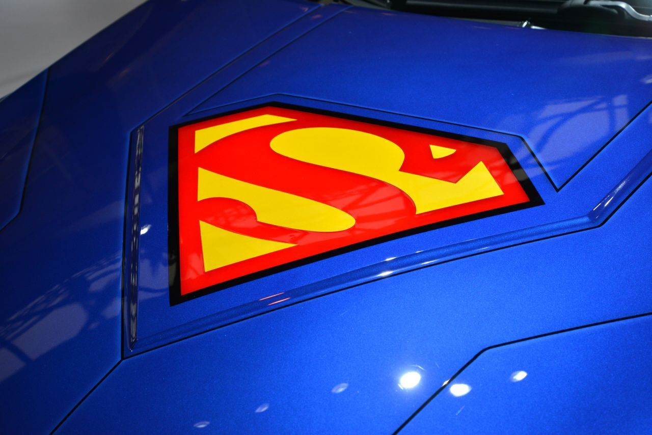 Nu e o pasare! Nici un avion! E masina lui…Superman!