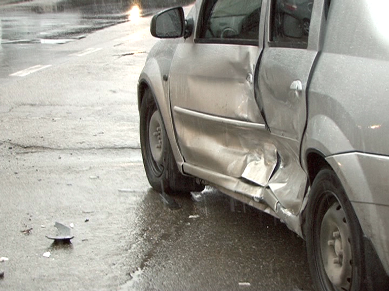 Un politist a fost implicat intr-un accident rutier, la Deva. A izbit o masina de la Medicina Legala