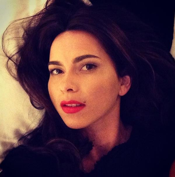 Cum s-a fotografiat Inna in pat la Londra. Imaginea care a strans 30.000 like-uri