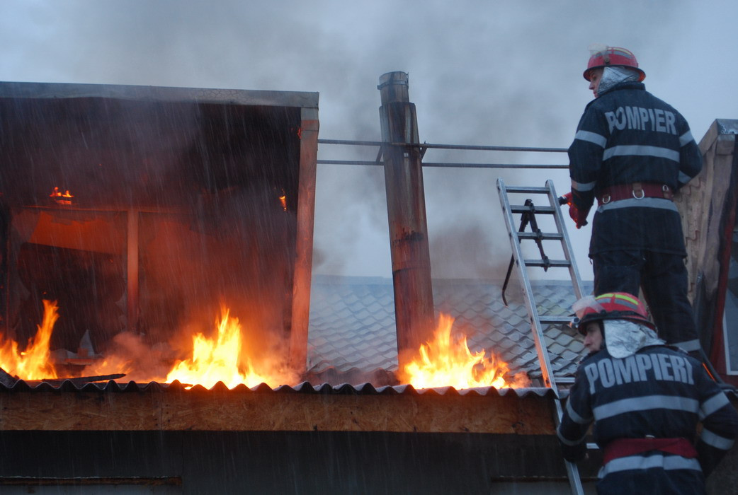 O cladire plina cu furaje s-a aprins in aceasta dimineata