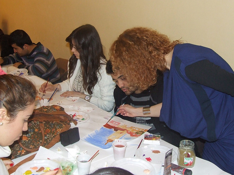 Studentii Erasmus si-au fabricat propriile suveniruri in cadrul unui workshop organizat la Sibiu