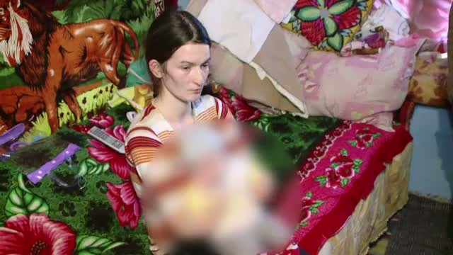 S-a nascut fara maini, iar autoritatile au lasat-o fara indemnizatia de handicap. Ce spun medicii