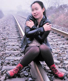 FOTO. O tanara s-a asezat sa pozeze pe calea ferata. Ce s-a intamplat cateva secunde mai tarziu