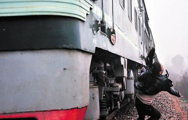 tanara pozeaza pe calea ferata