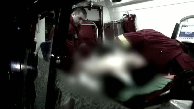 O tanara de 16 ani, taiata pe fata si pe maini de un necunoscut. "O voce din cap mi-a zis sa o atac"