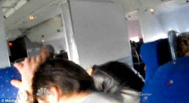 Imagini terifiante din interiorul avionului LOT care a aterizat fortat in 2011, difuzate in premiera