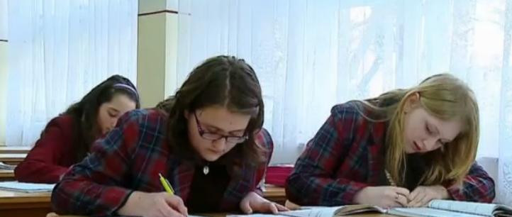 "Vreau sa vina acasa, sa-i spun ce am pe suflet". 85.000 de copii au parinti plecati in strainatate