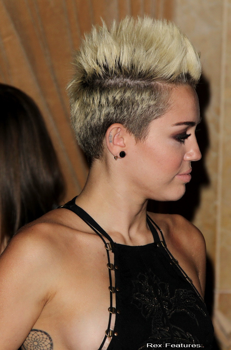 FOTO. Miley Cyrus nu si-a ales bine tinuta pentru defilarea pe covorul rosu. Ce au vazut fotografii