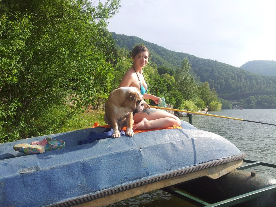 OSCAR VINO ACASA. Povestea bulldogului englez pasionat de pescuit, ajutat pe facebook