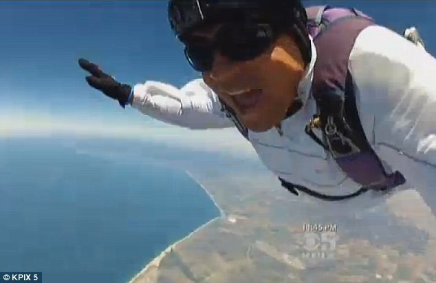 VIDEO. A vrut sa-si filmeze un salt cu parasuta, dar a lesinat. Ce a urmat dupa aceasta imagine