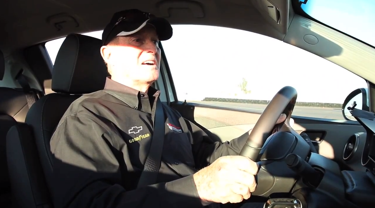 Distractie de pensionar! Un american de 79 de ani face drifturi pe tavi din plastic! VIDEO