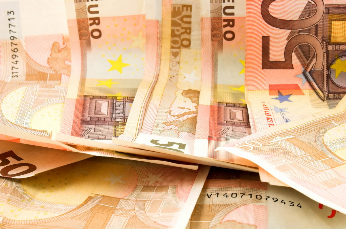 Cel mai mic curs din ultimele 5 saptamani: un euro a ajuns astazi la 4,3663 lei/euro