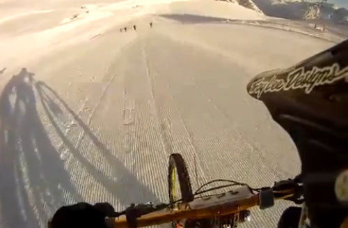 EXTREM: Cum se coboara 3,500 de metri din Alpi francezi, cu bicicleta, la 90 de km pe ora VIDEO