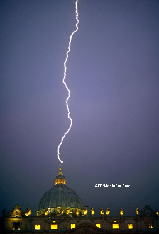 Previziunile lui Nostradamus despre "ultimul Papa din istorie". Semnele de dinainte conclavului