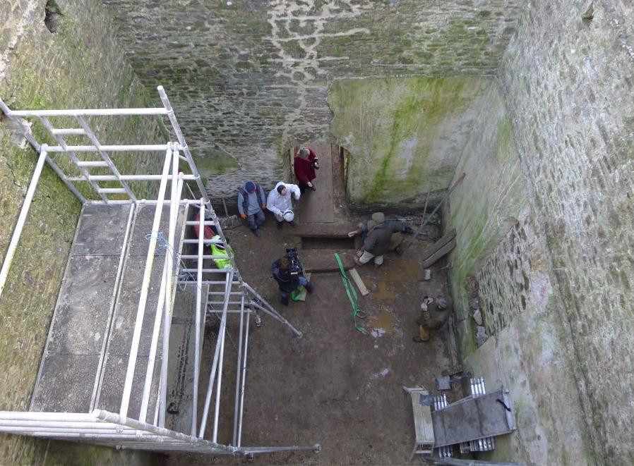 A mostenit un castel si a inceput sa-l restaureze. Nu se astepta sa gaseasca asa ceva sub podea