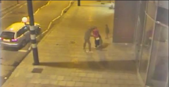 Momentul in care o femeie naste in plina strada, ajutata de mama si de mai multi paznici. VIDEO