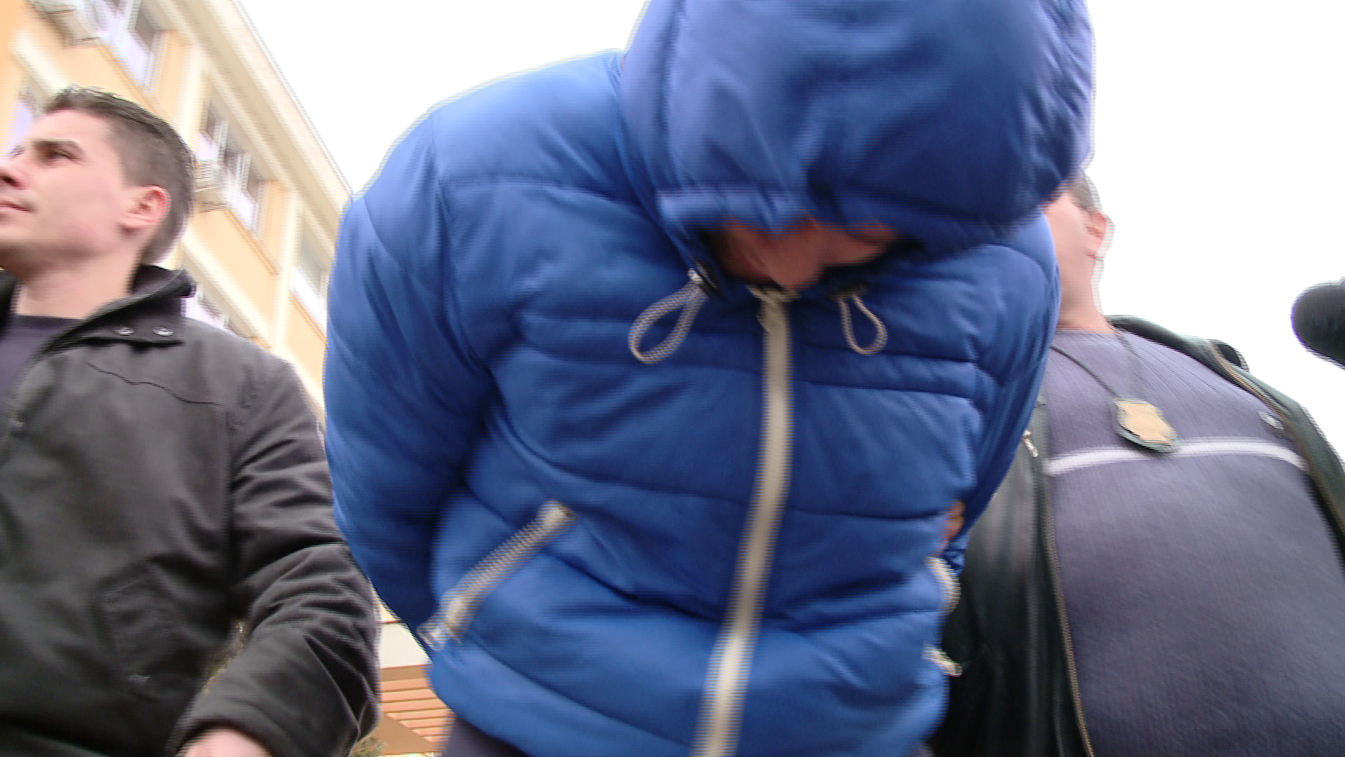 Doi tineri suspectati ca furau din mai multe locuinte situate in cartiere rezidentiale, retinuti