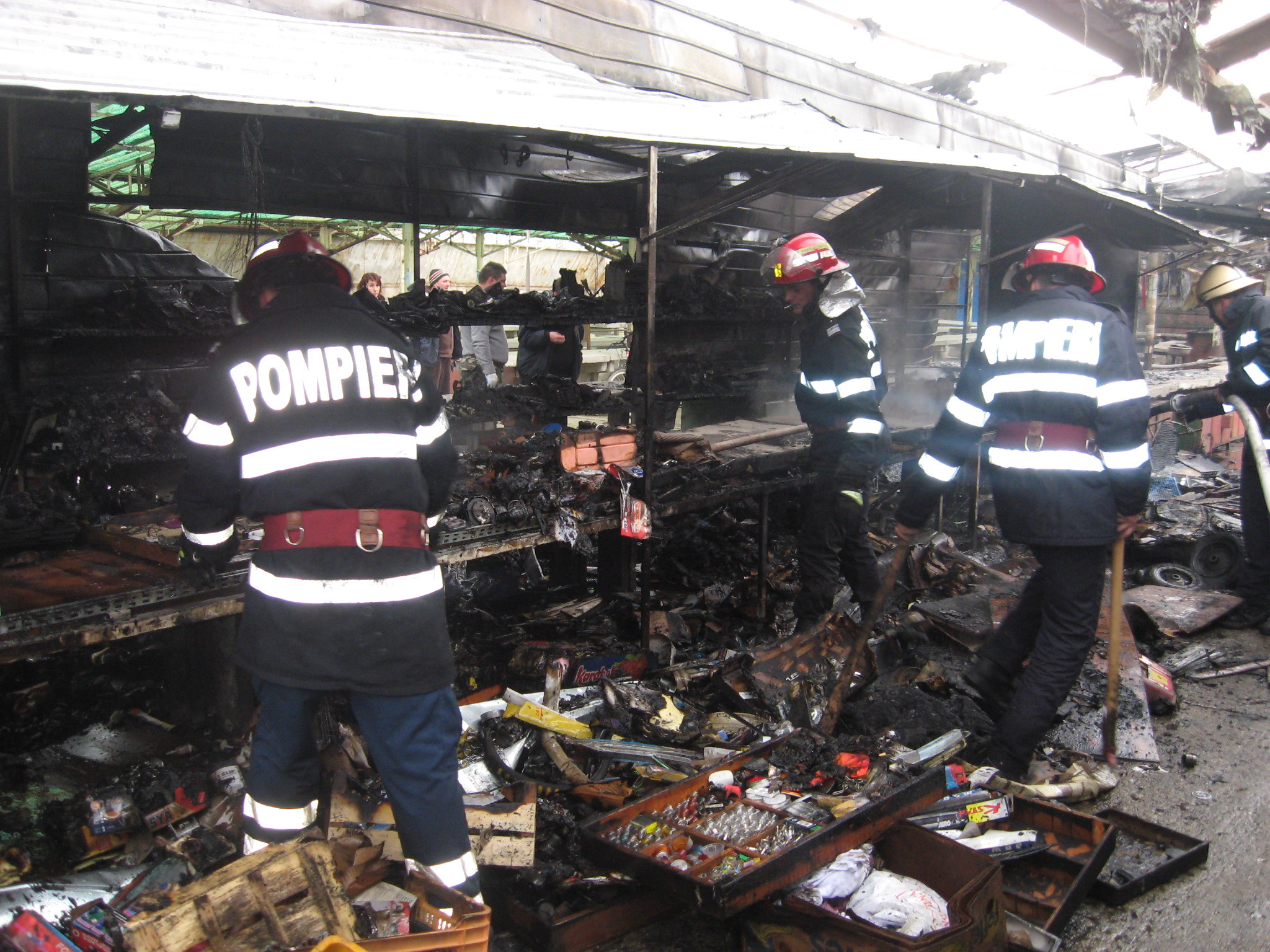 Cateva tarabe au fost mistuite in Piata Obor. Vezi poze cu pagubele produse de incendiu