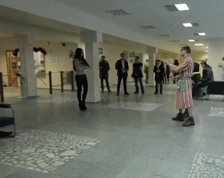 Cadoul "obraznic" pe care i l-a facut un student la drept iubitei, pe holul scolii. VIDEO