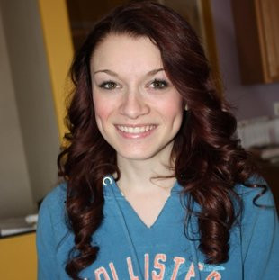 Fata care a fost trimisa acasa de la scoala pentru ca avea parul "un pic prea roscat"