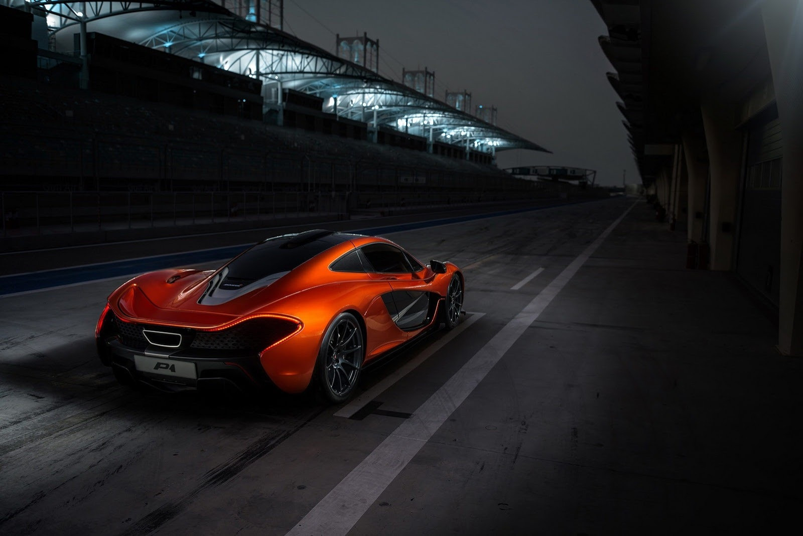 GENEVA 2013: Primele imagini cu noul McLaren P1 la salonul auto: 1,3 milioane de dolari, 217 km/h... Hybrid! GALERIE FOTO