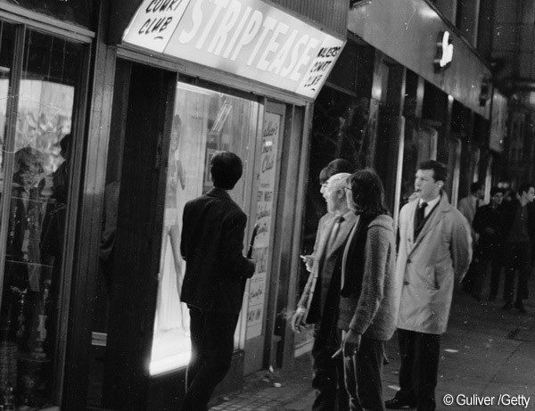 Tara in care concedierea bancherilor trimite cluburile de striptease in faliment