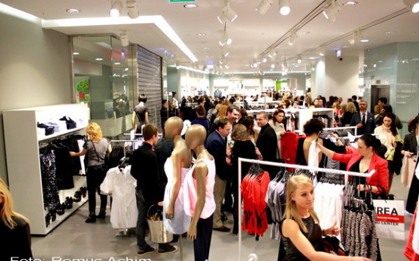 INCREDIBIL! Cati bani iti da H&M pentru doua plase de haine vechi. NU o sa iti VINA SA CREZI