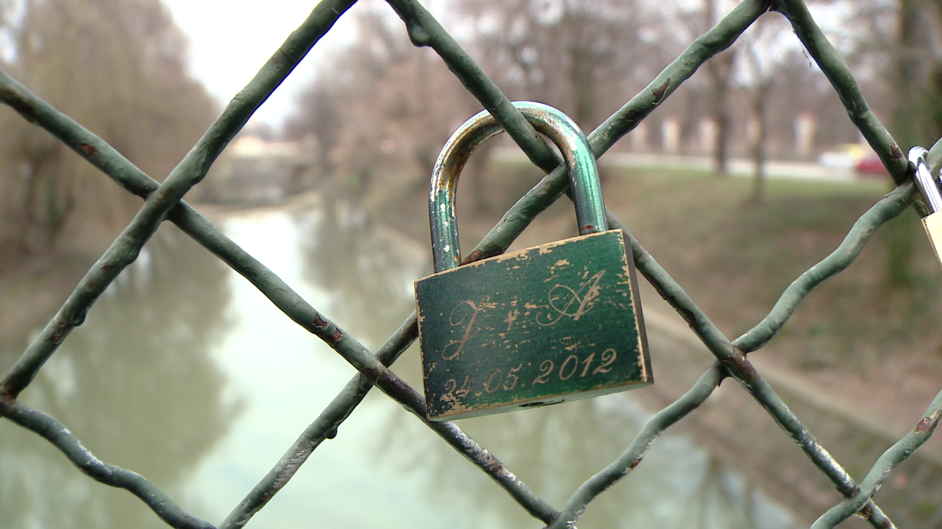 Timisorenii si-au pecetluit iubirea pe Podul Indragostitilor, ca in marile capitale europene