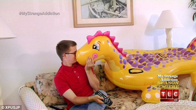 Dependenta unui tanar de 20 de ani i-a speriat toata familia. Cu cine doarme noaptea baiatul. VIDEO