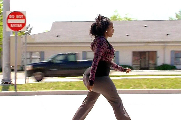 Si-a facut 54 de injectii si nu vrea sa se opreasca aici. Cum a ajuns sa arate de la brau in jos