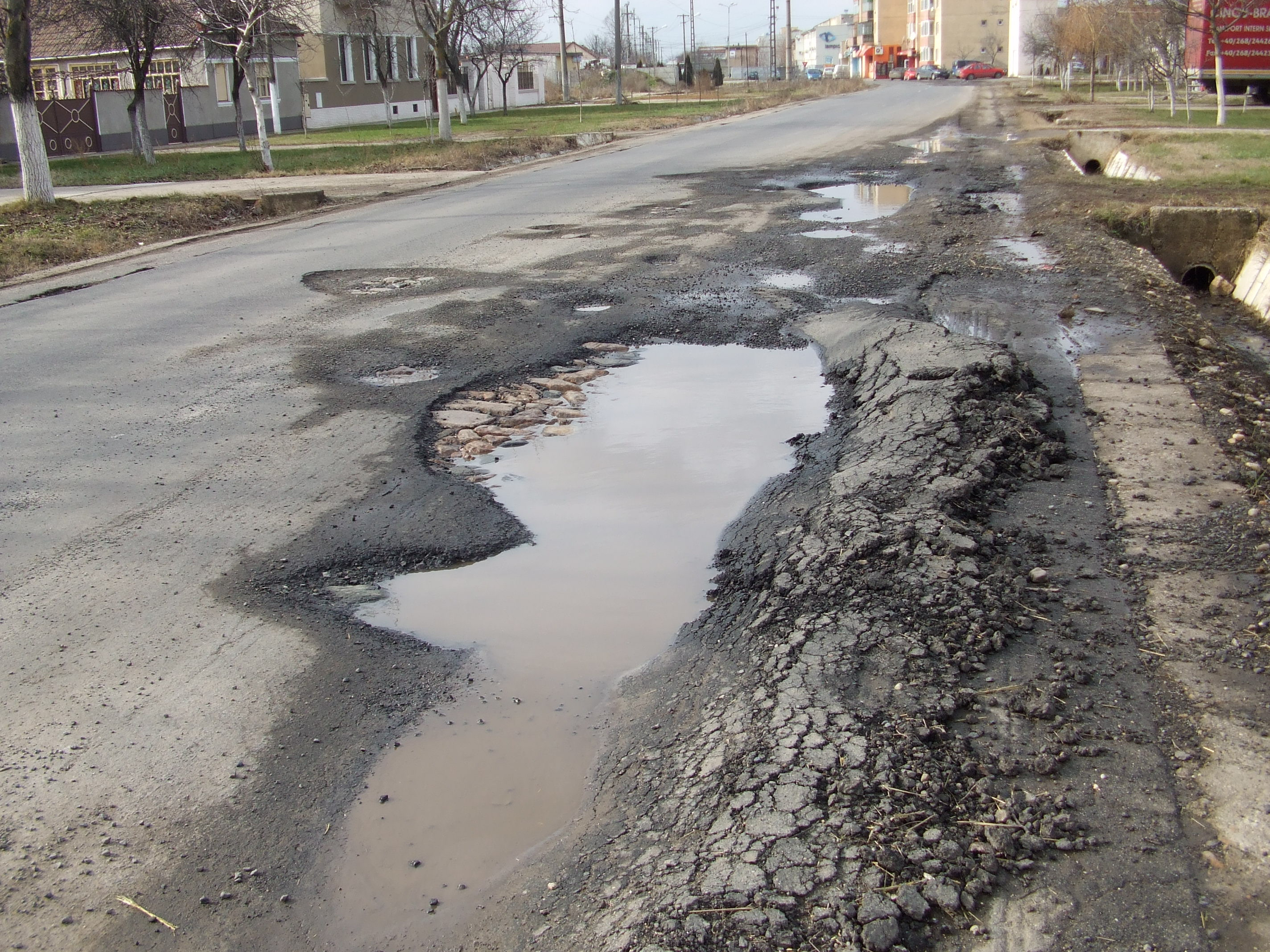 Cratere lungi de 3 metri si cu o adancime de 15 centimetri ingreuneaza traficul pe o strada din Arad