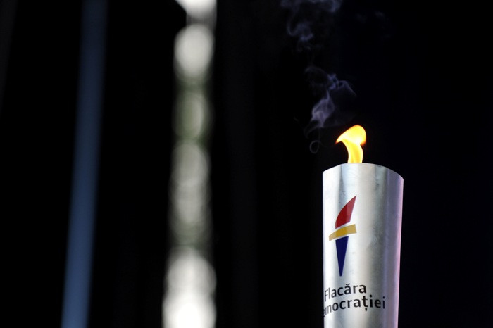 "Flacara democratiei" aruncata in urma cu sapte luni in Dunare, la Orsova, gasita de un membru PDL