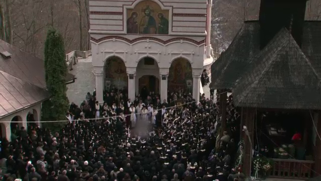 3000 de oameni l-au condus pe ultimul drum de Parintele Arhimandrit, duhovnicul lui Traian Basescu