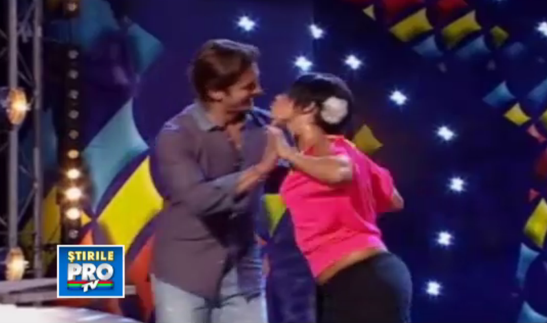 Momentul in care Lenuta a incercat sa-l sarute pe Mihai Petre, la "Romanii au talent". VIDEO