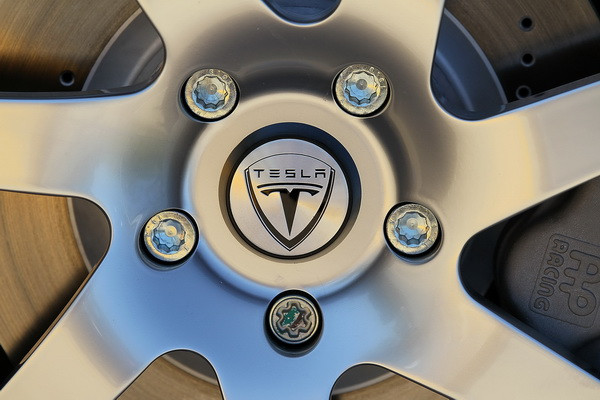 Angajatii Tesla au dezvaluit conditiile dure de munca: "Am vazut un om care a lesinat, a cazut pe podea si si-a spart fata"