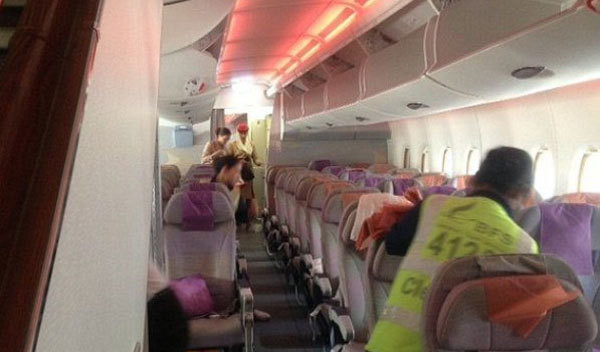 Cum au calatorit pasagerii unei curse dupa ce o usa a avionului s-a deschis: "Zgomotul era atat de puternic incat am crezut ca a explodat o bomba"