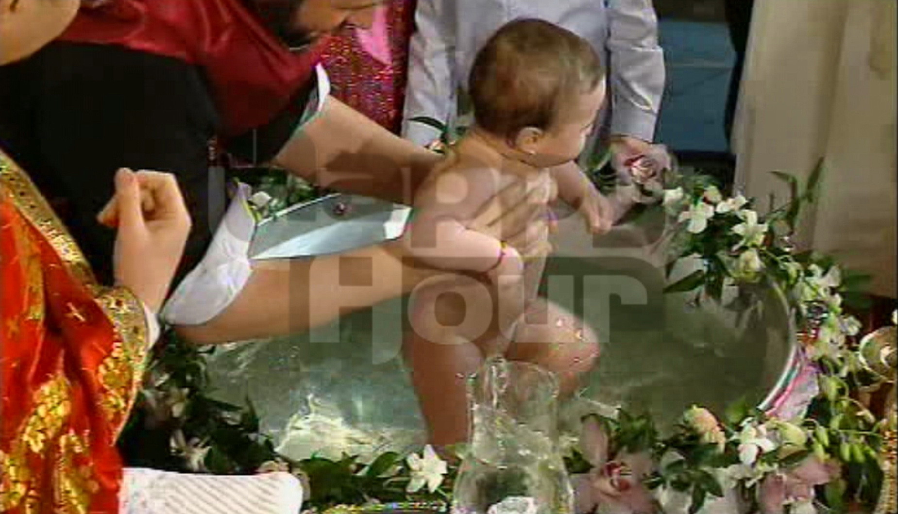 Pepe si sotia sa, Raluca, si-au botezat duminica fiica. Nasii au fost Andra si Catalin Maruta