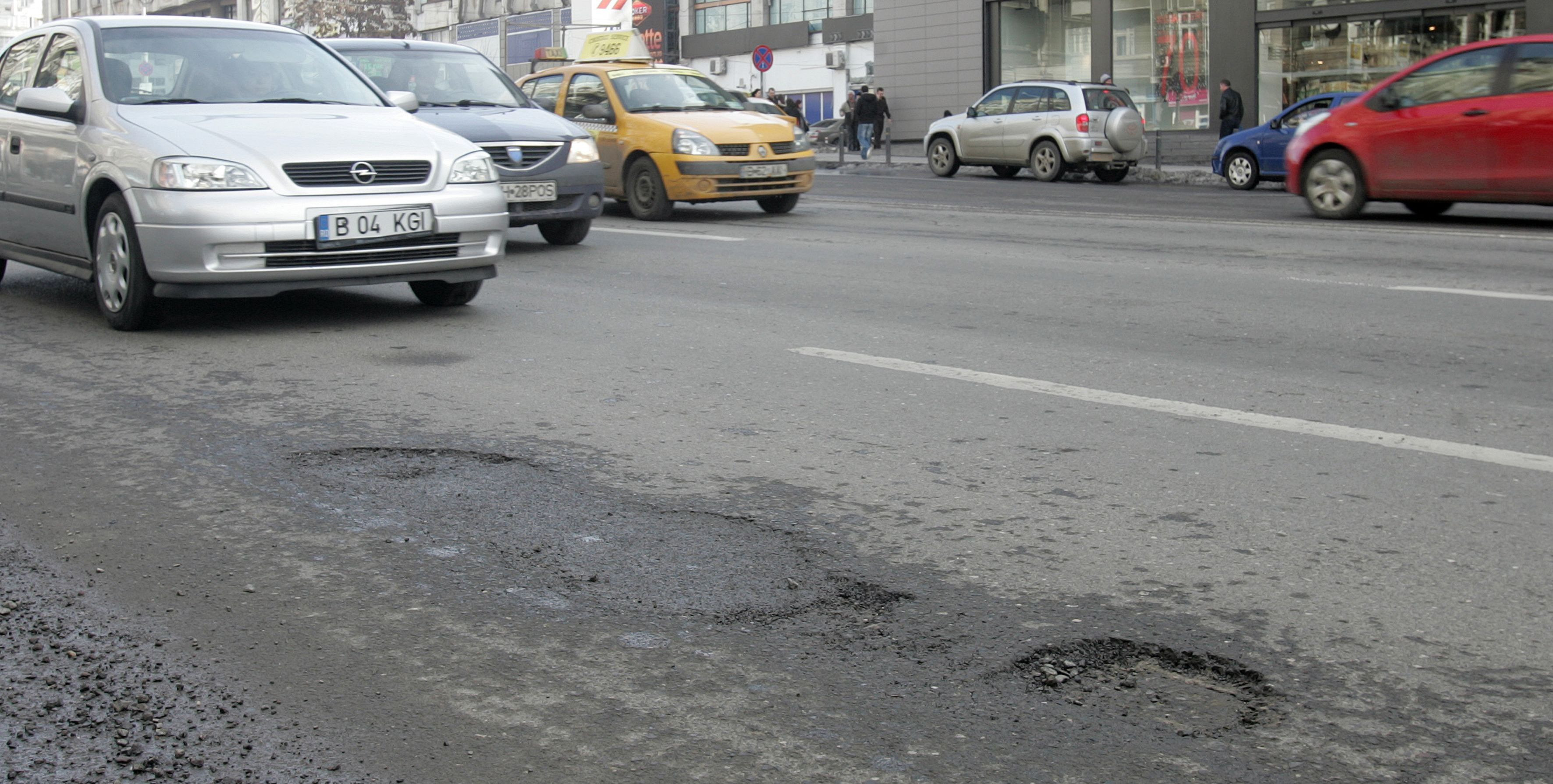 Capcanele imposibil de evitat pentru soferii din Capitala.Gropi de aproape 50cm,uitate de autoritati