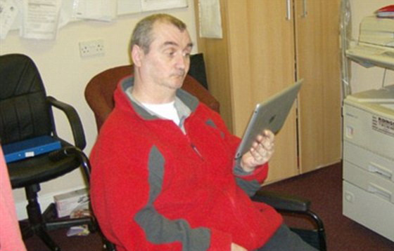 Un barbat cu leziuni cerebrale a "vorbit" prima data dupa 20 de ani cu ajutorul unei tablete