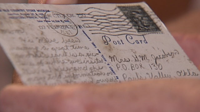 O carte postala trimisa de un fiu mamei sale a sosit la destinatie dupa 46 de ani