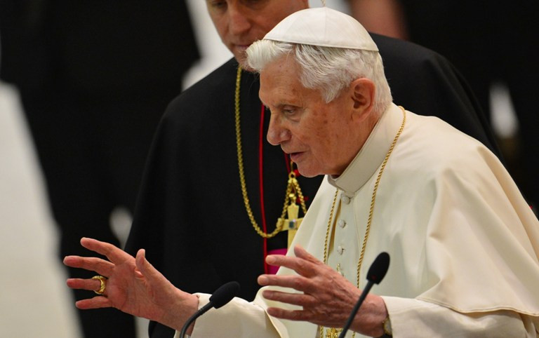 Daily Mail: "Nu vede cu ochiul stang, e extenuat si are probleme de auz". Fata ascunsa a Papei