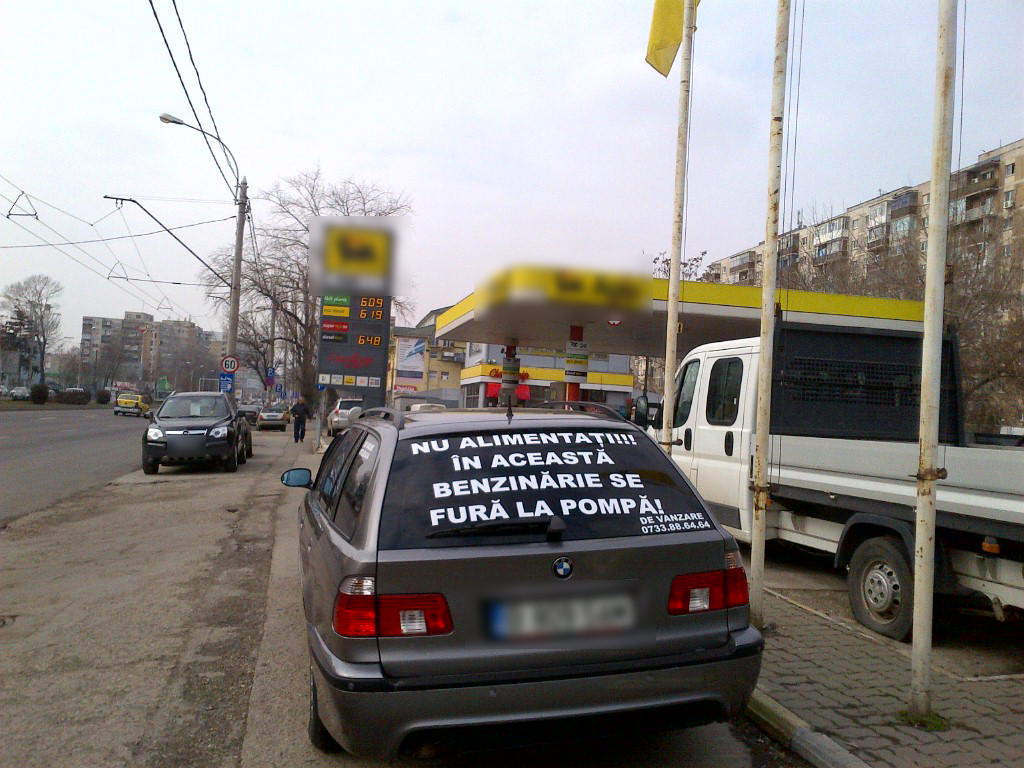 Mesajul pe care un sofer furios l-a afisat in fata unei benzinarii din Capitala