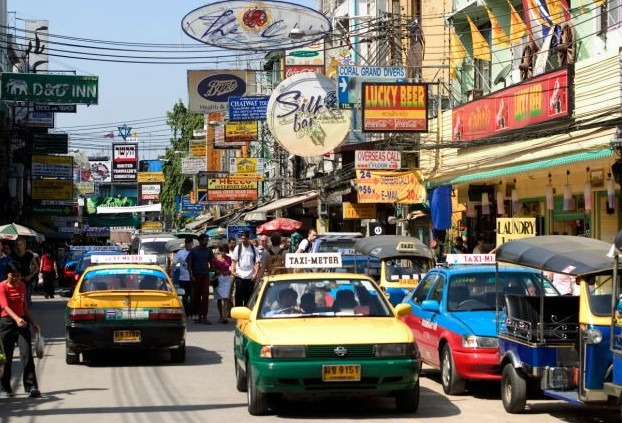 O britanica a fost violata de 4 barbati in Thailanda dupa ce "prietenul a abandonat-o in bar"