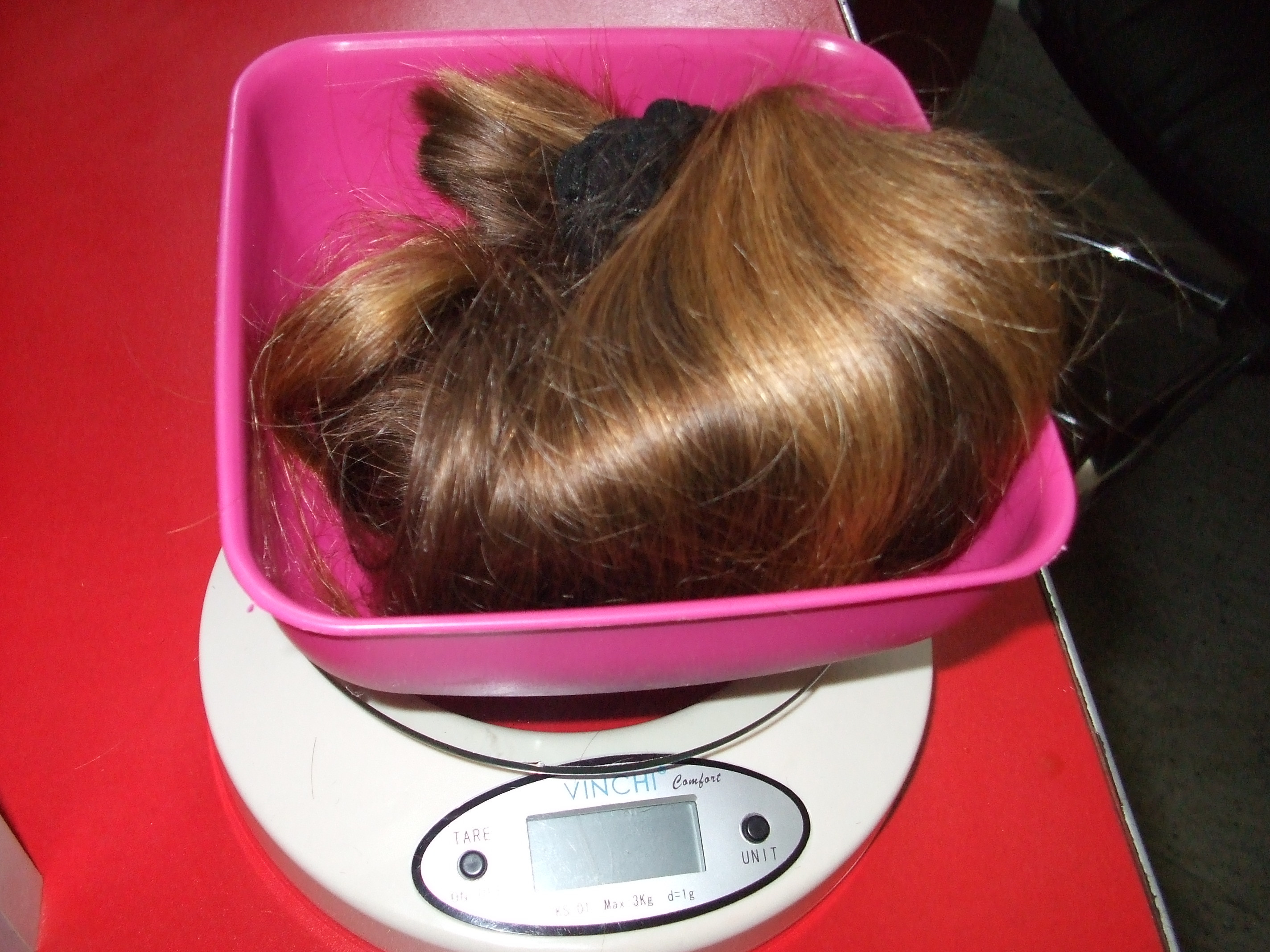 Zeci de aradence s-au inghesuit sa isi vanda… podoaba capilara.Cat au primit pentru o “coada de cal”