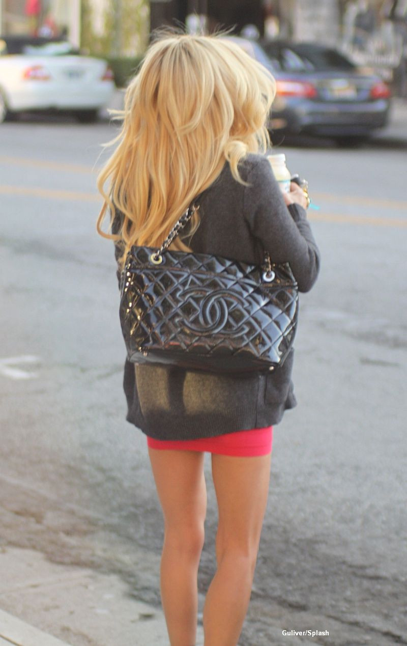 Vazuta din spate, are un corp extrem de frumos. Cand se intoarce insa, barbatii sunt dezamagiti.FOTO