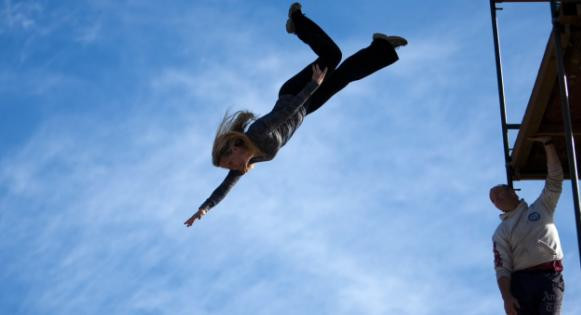 Femeia pentru care orice zi de munca poate fi ultima zi de viata. Hollywood-ul e la picioarele ei