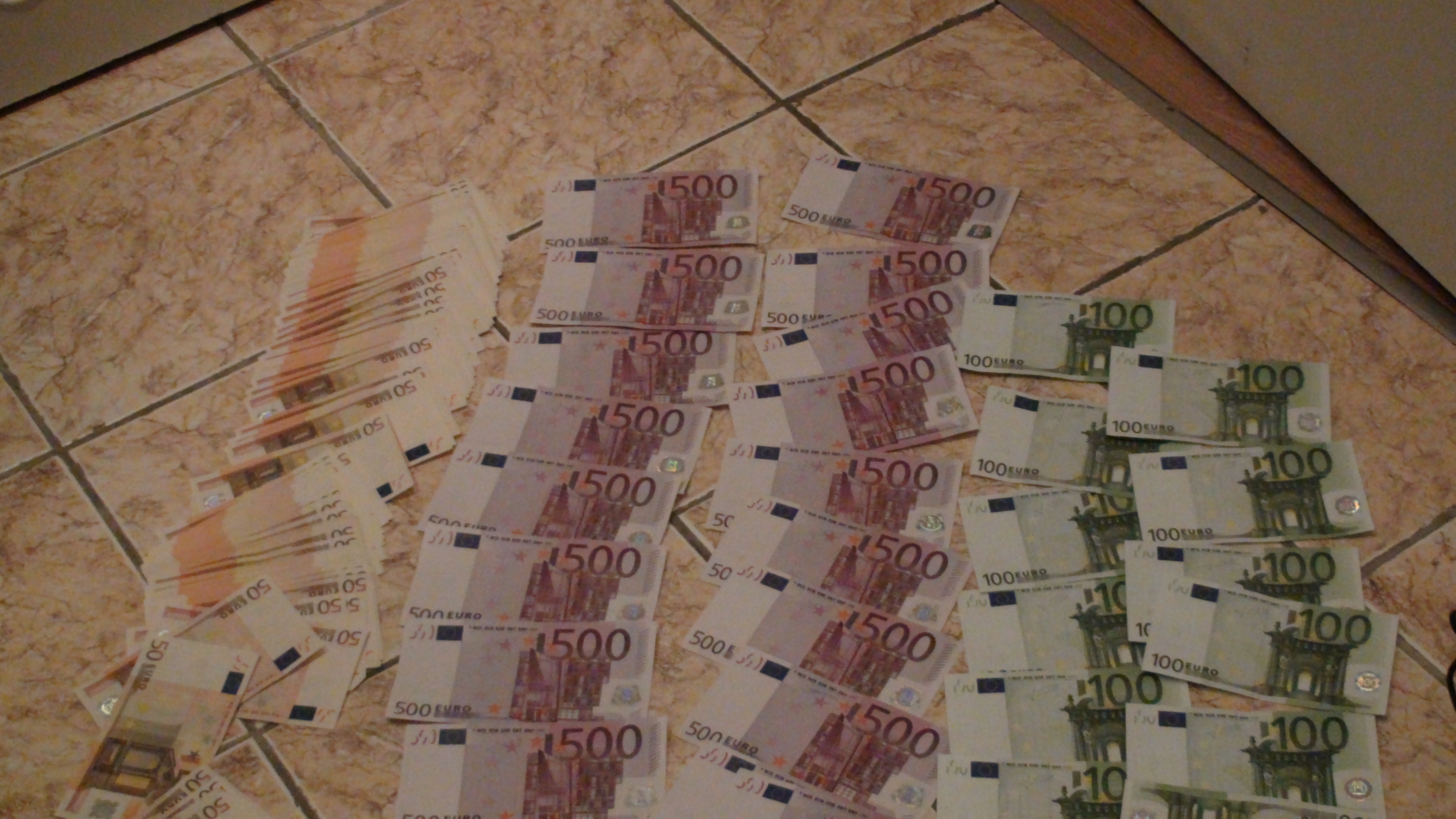 Politistii au gasit 20.000 de euro in locuinta unui resitean.E suspect de evaziune fiscala cu… lemne