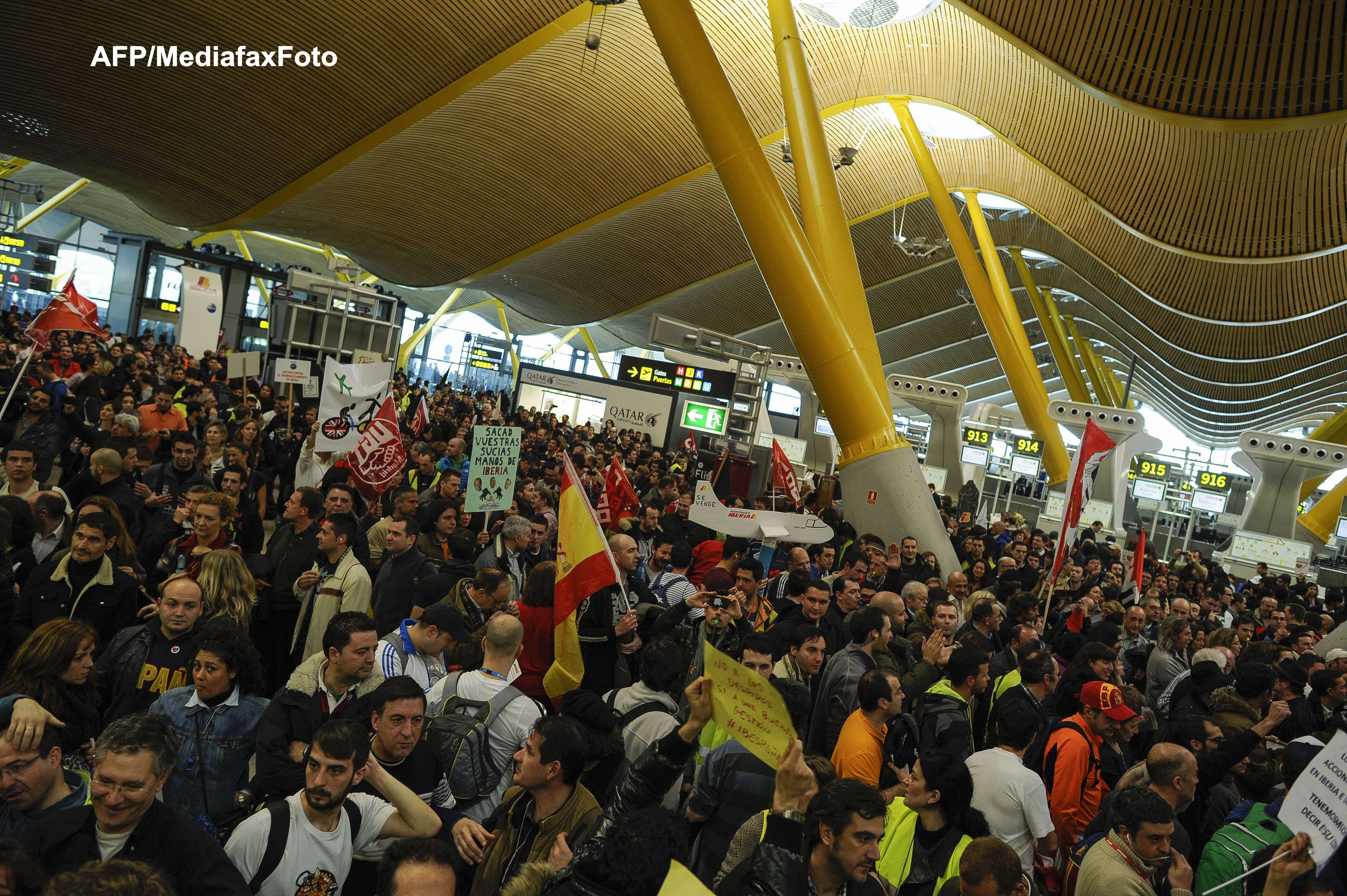 Confruntari violente intre grevisti ai companiei Iberia si politie, pe aeroportul din Madrid. VIDEO